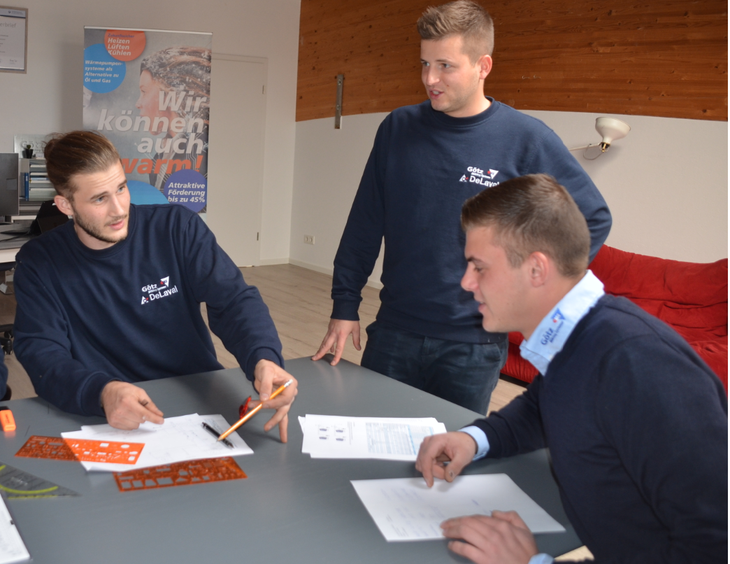 Team bei der gemeinsamen Planung einer technischen Anlage
