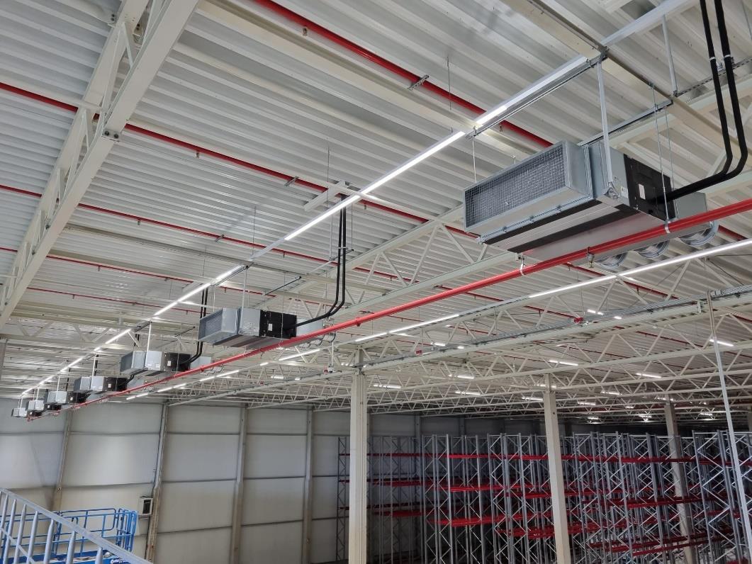 Mitsubishi Electric Kanalgeräte unter der Decke einer Lagerhalle